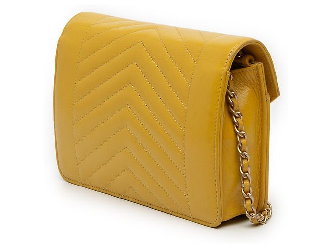 Chanel Piccolo Cuoio di Agnello con Patta Chevron Inverso Giallo - vista 2