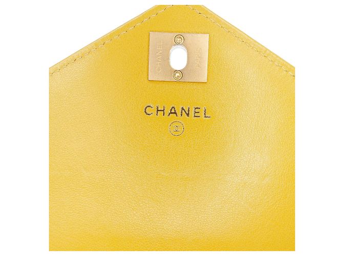 Chanel Piccolo Cuoio di Agnello con Patta Chevron Inverso Giallo - vista 5