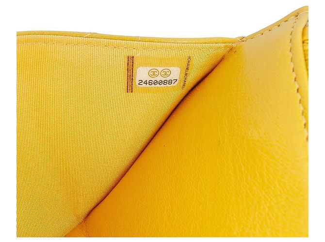Chanel Piccolo Cuoio di Agnello con Patta Chevron Inverso Giallo - vista 6