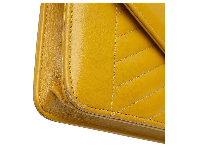 Chanel Piccolo Cuoio di Agnello con Patta Chevron Inverso Giallo - vista 7