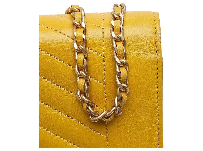 Chanel Piccolo Cuoio di Agnello con Patta Chevron Inverso Giallo - vista 9