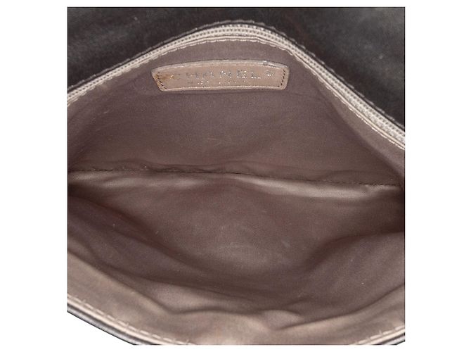 Chanel Matelassé Metallico Distressed Pelle d'Agnello CC Cristallo con Patta Nero - vista 4