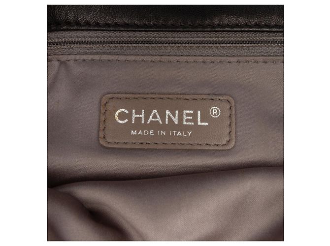 Chanel Matelassé Metallico Distressed Pelle d'Agnello CC Cristallo con Patta Nero - vista 5