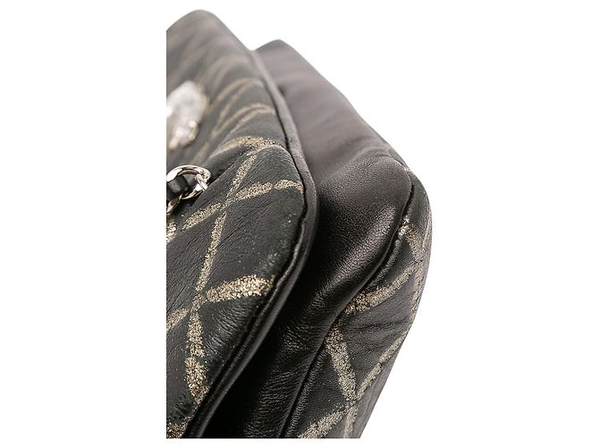 Chanel Matelassé Metallico Distressed Pelle d'Agnello CC Cristallo con Patta Nero - vista 9