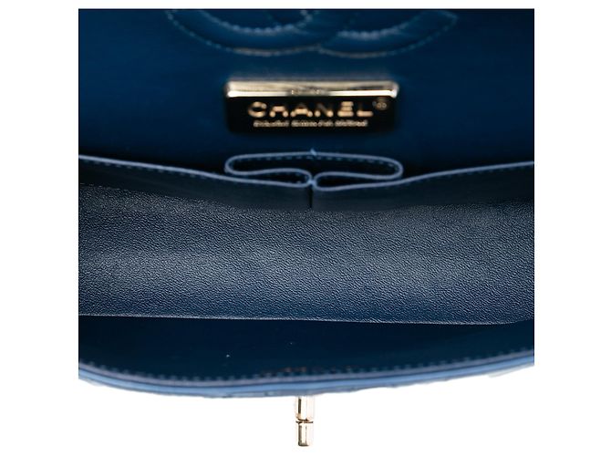 Chanel Media Classica Pelle di Vitello Lucida Camelia Doppio Ribalta Blu - vista 4