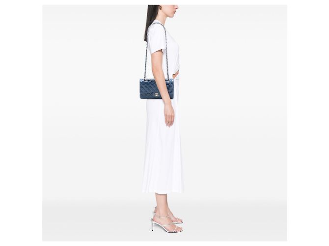Chanel Media Classica Pelle di Vitello Lucida Camelia Doppio Ribalta Blu - vista 7