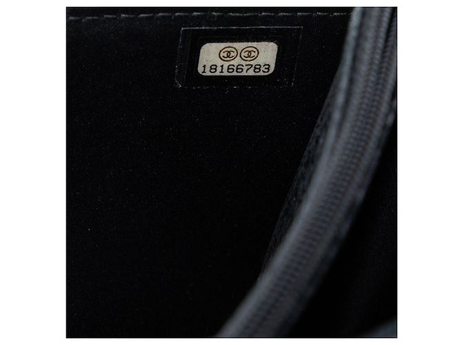 Wallet On Chain Cartera con cadena de cuero charolado acolchado Chanel CC Negro - vista 6