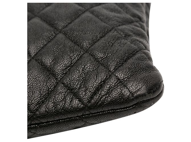 Chanel Medium Matelassé Caviar Boy O Étui Pochette Nero - vista 10