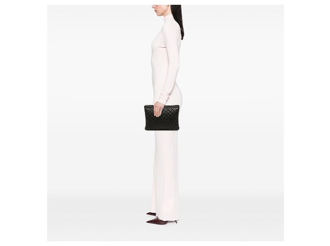 Chanel Medium Matelassé Caviar Boy O Étui Pochette Nero - vista 11