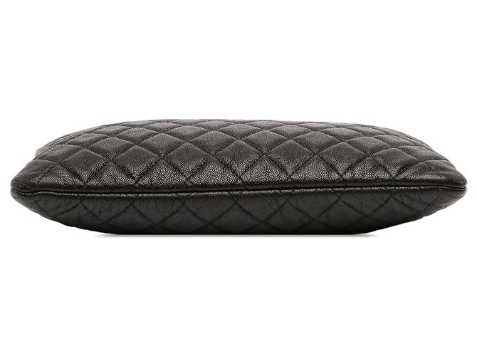 Chanel Medium Matelassé Caviar Boy O Étui Pochette Nero - vista 3