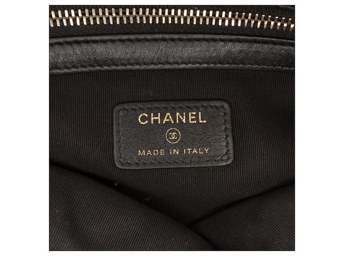 Chanel Medium Matelassé Caviar Boy O Étui Pochette Nero - vista 5