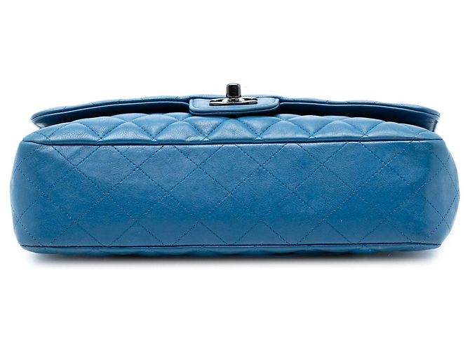 Chanel Medium Classic Pelle di vitello Doppio ribalta Blu - vista 3