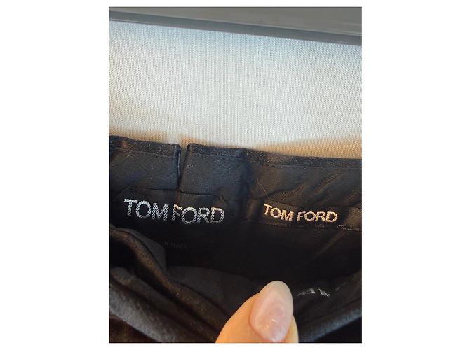 Bermuda de cetim preto com acabamento Tom Ford - vista 2
