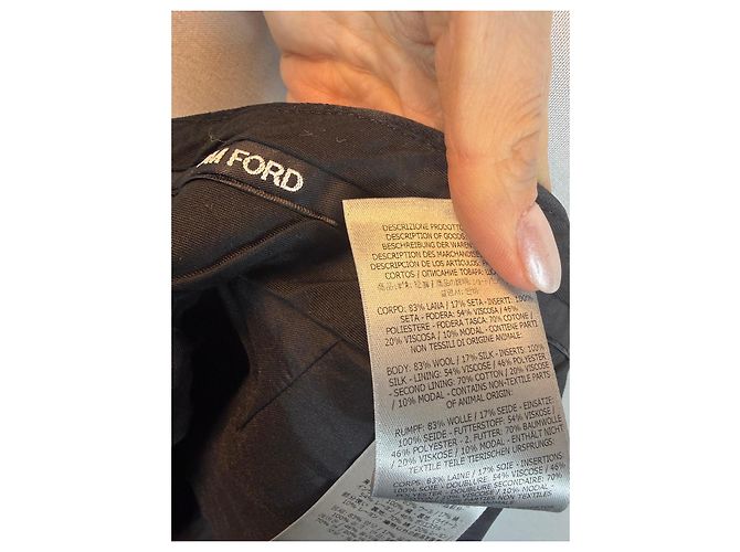 Bermuda de cetim preto com acabamento Tom Ford - vista 5