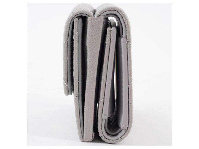 Billetera compacta de piel de caviar Chanel con tres pliegues Gris - vista 4