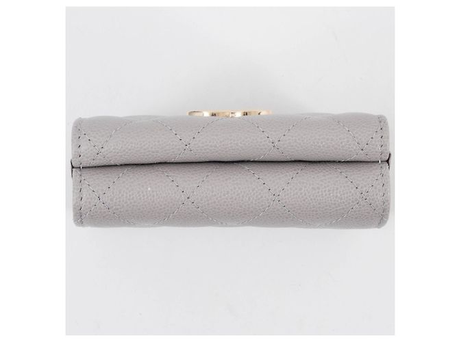 Billetera compacta de piel de caviar Chanel con tres pliegues Gris - vista 6