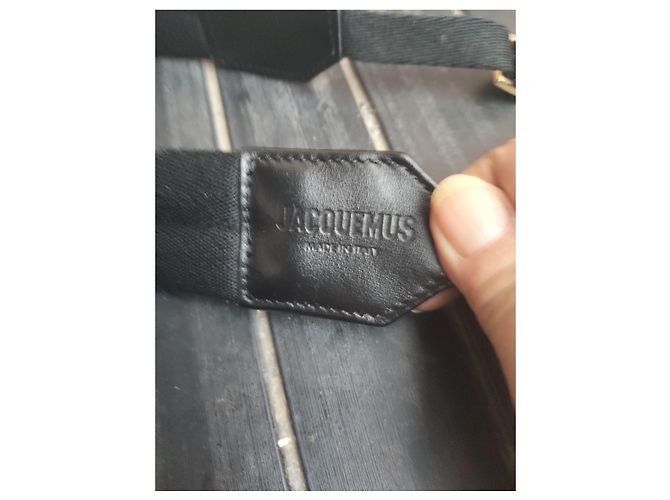 Cinghia a Spalla Jacquemus in Pelle Nera Nero D'oro - vista 3
