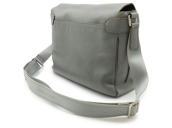 Sac messager en cuir Taiga Roman MM de Louis Vuitton Gris - vue 2