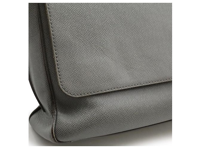 Sac messager en cuir Taiga Roman MM de Louis Vuitton Gris - vue 6