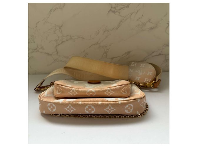 Multi Pochette Accessoires Louis Vuitton pink Monogramm riesig am Pool - Ansicht 10