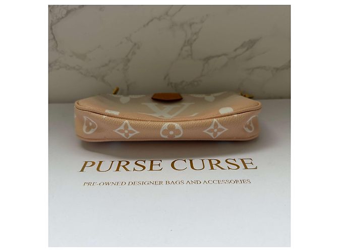 Multi Pochette Accessoires Louis Vuitton pink Monogramm riesig am Pool - Ansicht 12