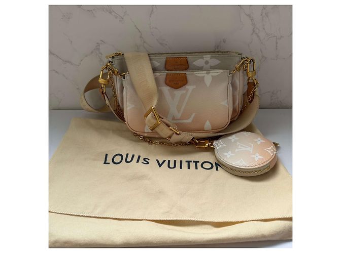 Multi Pochette Accessoires Louis Vuitton pink Monogramm riesig am Pool - Ansicht 2