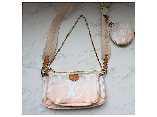 Multi Pochette Accessoires Louis Vuitton pink Monogramm riesig am Pool - Ansicht 4