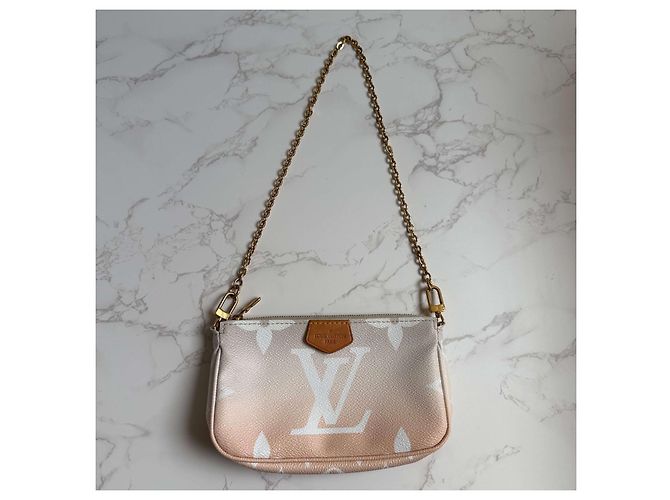 Multi Pochette Accessoires Louis Vuitton pink Monogramm riesig am Pool - Ansicht 9