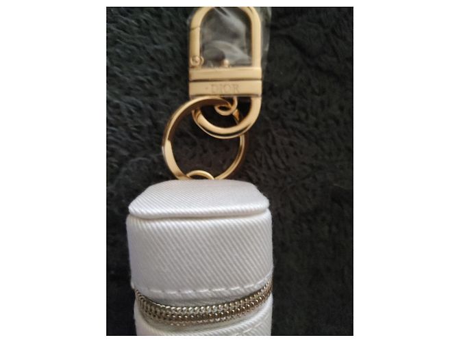 Estojo de batom Dior em tecido branco com chaveiro e batom Gold hardware - vista 3