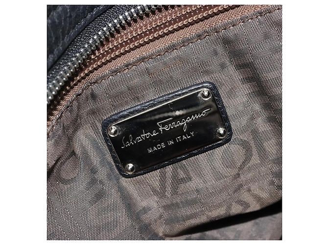 Borsa a mano in pelle nera e argento Gancini di Salvatore Ferragamo Auth bs34239 Nero - vista 20