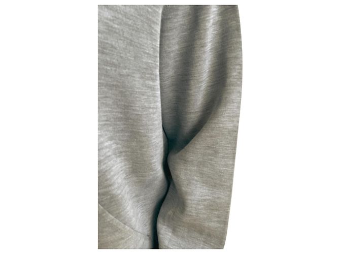 Moletom cinza CAROLINA HERRERA – casual chique e minimalista ✨ - vista 2