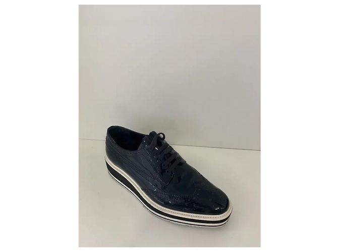 Brogues Prada Blu Navy in Pelle Verniciata - vista 2