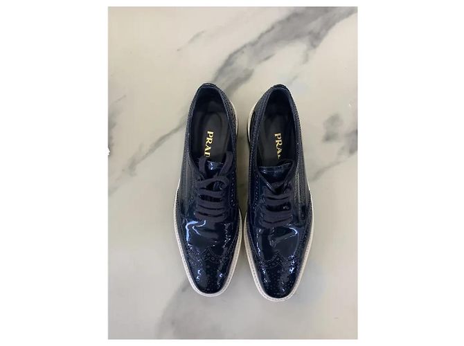 Brogues Prada Blu Navy in Pelle Verniciata - vista 3