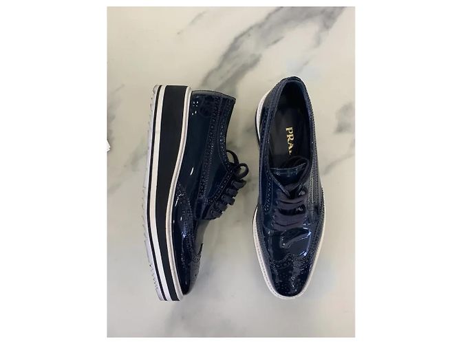 Brogues Prada Blu Navy in Pelle Verniciata - vista 4