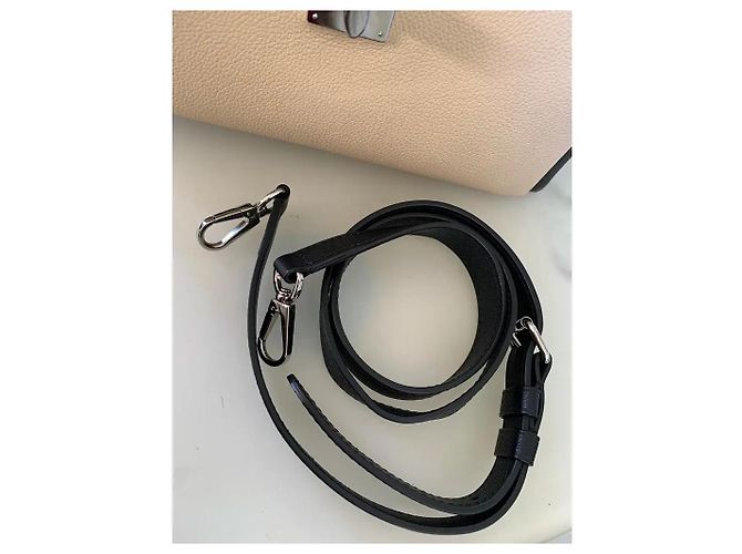 Louis Vuitton Mylockme Bolsa de couro granulado Preto e Creme - vista 12