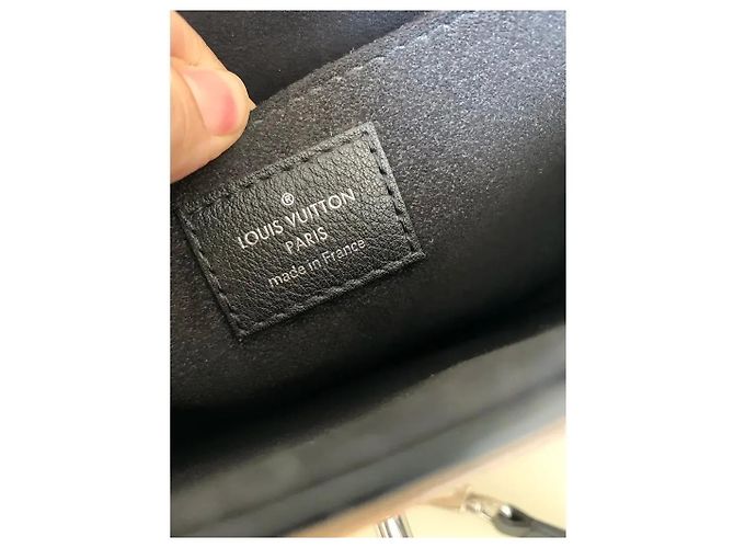 Louis Vuitton Mylockme Bolsa de couro granulado Preto e Creme - vista 14