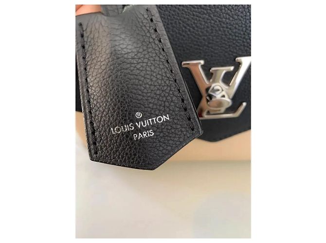 Louis Vuitton Mylockme Bolsa de couro granulado Preto e Creme - vista 15