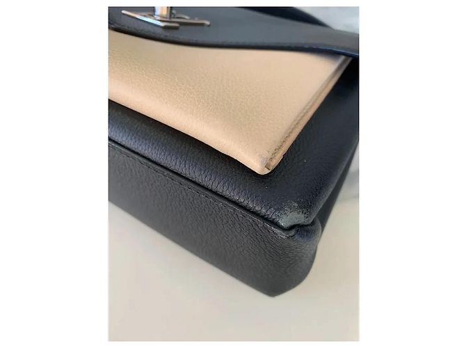 Louis Vuitton Mylockme Bolsa de couro granulado Preto e Creme - vista 6