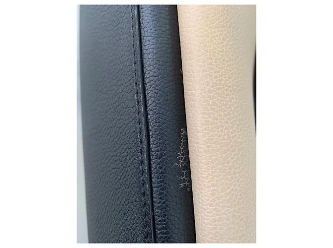 Louis Vuitton Mylockme Bolsa de couro granulado Preto e Creme - vista 7