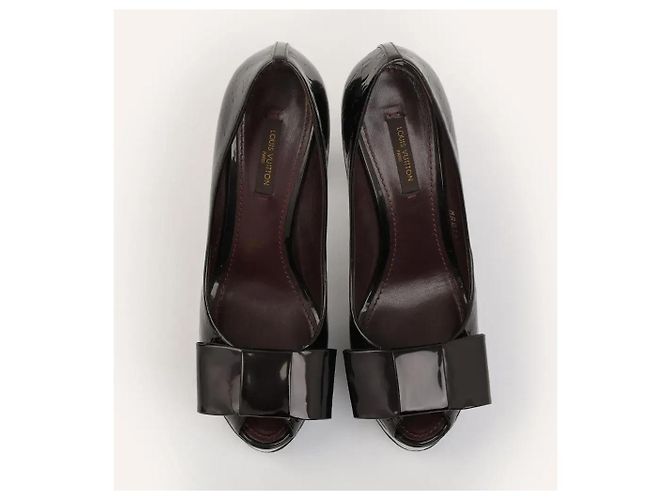 Décolleté Louis Vuitton con fiocco e punta aperta in pelle verniciata bordeaux Bordò - vista 3