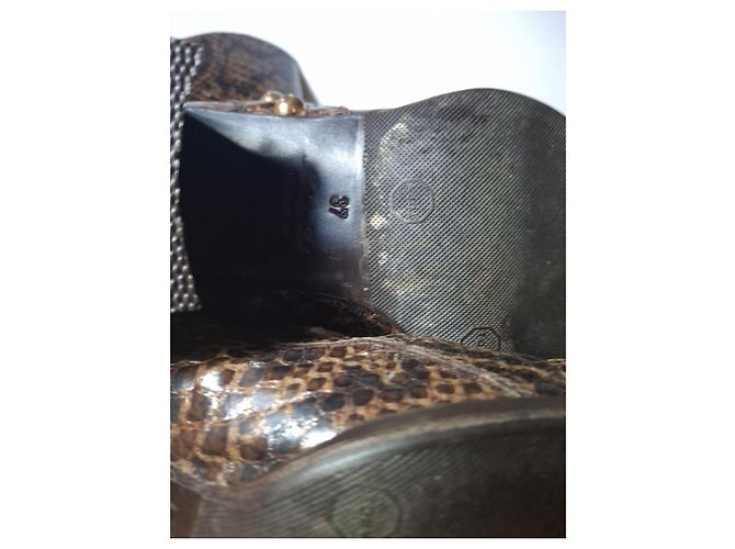 Luciano Padovan Botas de couro marrom com estampa de cobra e tachas douradas - vista 8