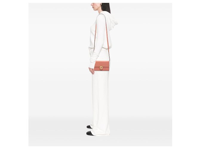 Billetera de cuero rosa Gucci con logo G entrelazado en la correa - vista 7
