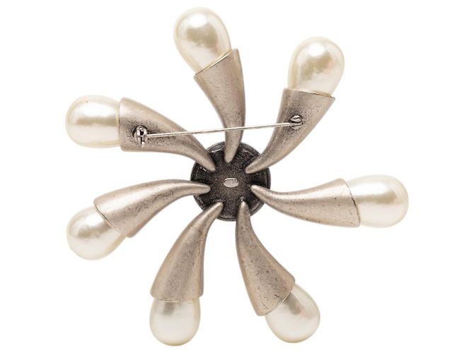 Spilla Fiore in Perla Finta Placcata Oro Chanel D'oro - vista 2