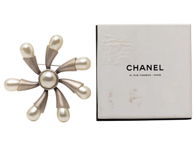 Spilla Fiore in Perla Finta Placcata Oro Chanel D'oro - vista 4