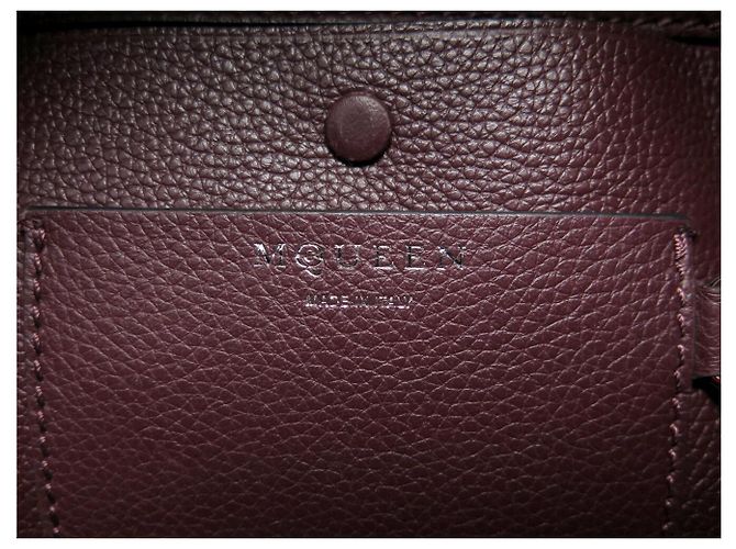 BOLSO ALEXANDER MCQUEEN T-BAR SLING DE CUERO TEXTURIZADO BURDEOS - vista 11