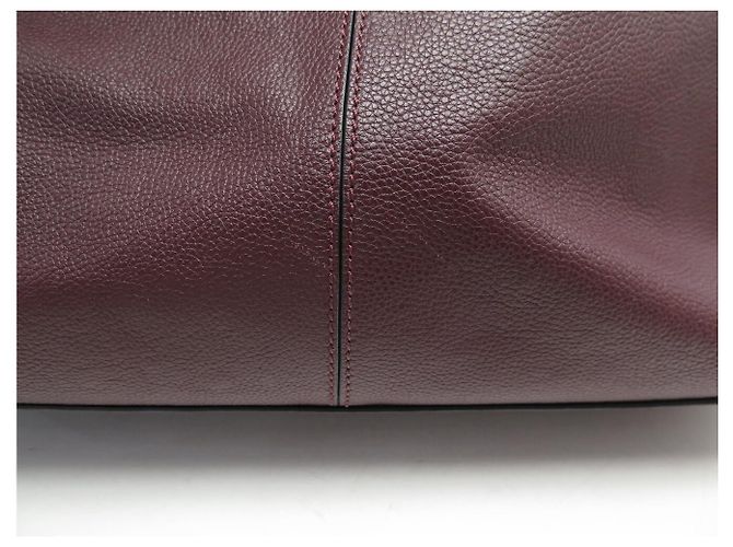 BOLSO ALEXANDER MCQUEEN T-BAR SLING DE CUERO TEXTURIZADO BURDEOS - vista 19