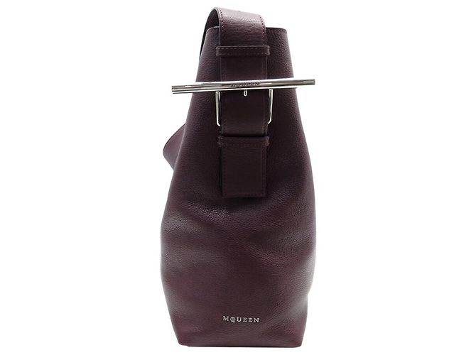 BOLSO ALEXANDER MCQUEEN T-BAR SLING DE CUERO TEXTURIZADO BURDEOS - vista 3