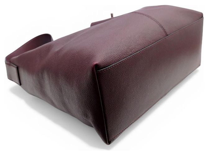 BOLSO ALEXANDER MCQUEEN T-BAR SLING DE CUERO TEXTURIZADO BURDEOS - vista 5