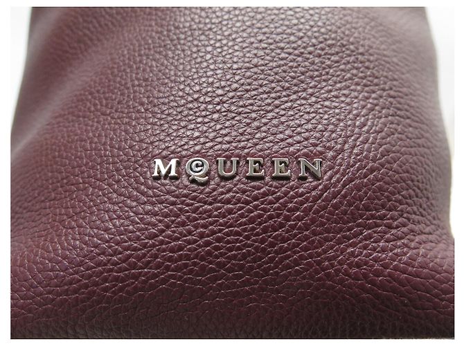 BOLSO ALEXANDER MCQUEEN T-BAR SLING DE CUERO TEXTURIZADO BURDEOS - vista 9