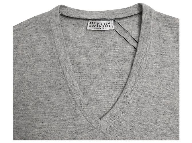 Maglione in cashmere grigio con scollo a V e toppe sui gomiti di Brunello Cucinelli - vista 5